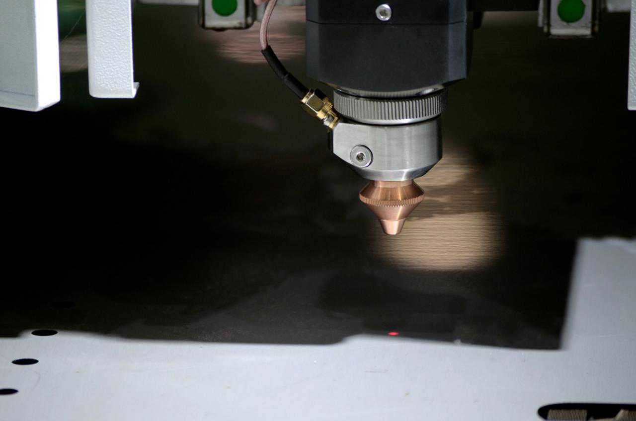 1500*3000mm 500w Racuys Or Ipg Fiber Laser Cutting Machine 1500*3000mm 500w Racuys eller Ipg fiberlaserskärmaskin