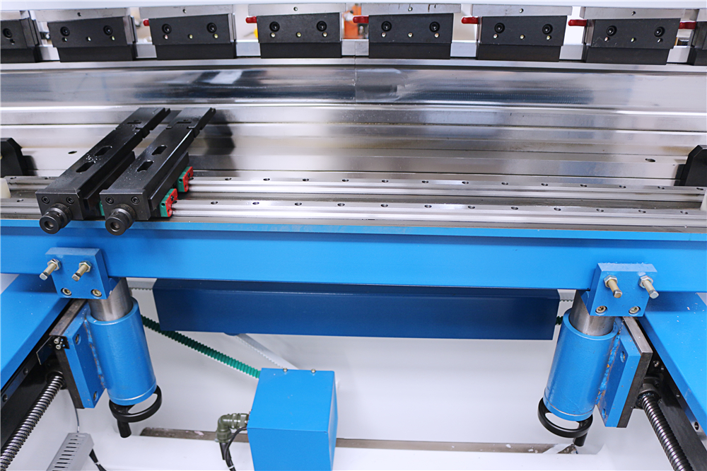 3+1 Axis Cnc Hydraulic Press Brake With Esa System 3+1 Axis Cnc Hydraulisk kantpress med Esa-system