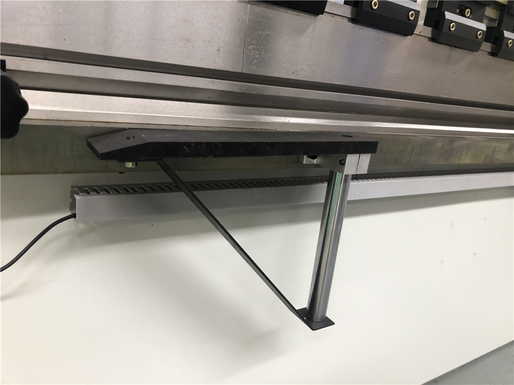 3+1 Axis Cnc Hydraulic Press Brake With Esa System 3+1 Axis Cnc Hydraulisk kantpress med Esa-system