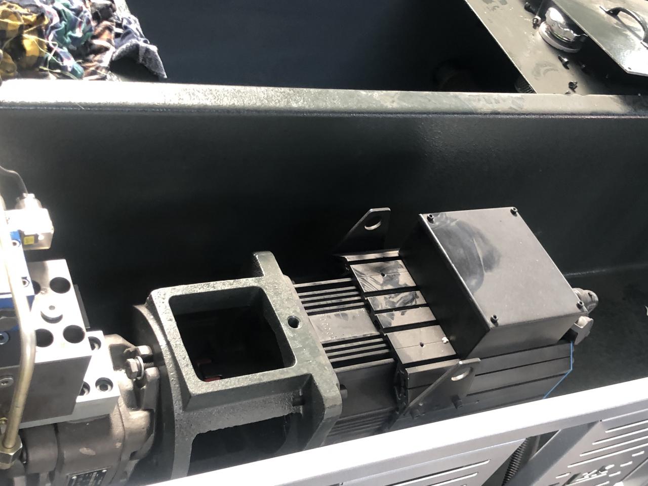 3+1 Axis Cnc Hydraulic Press Brake With Esa System 3+1 Axis Cnc Hydraulisk kantpress med Esa-system