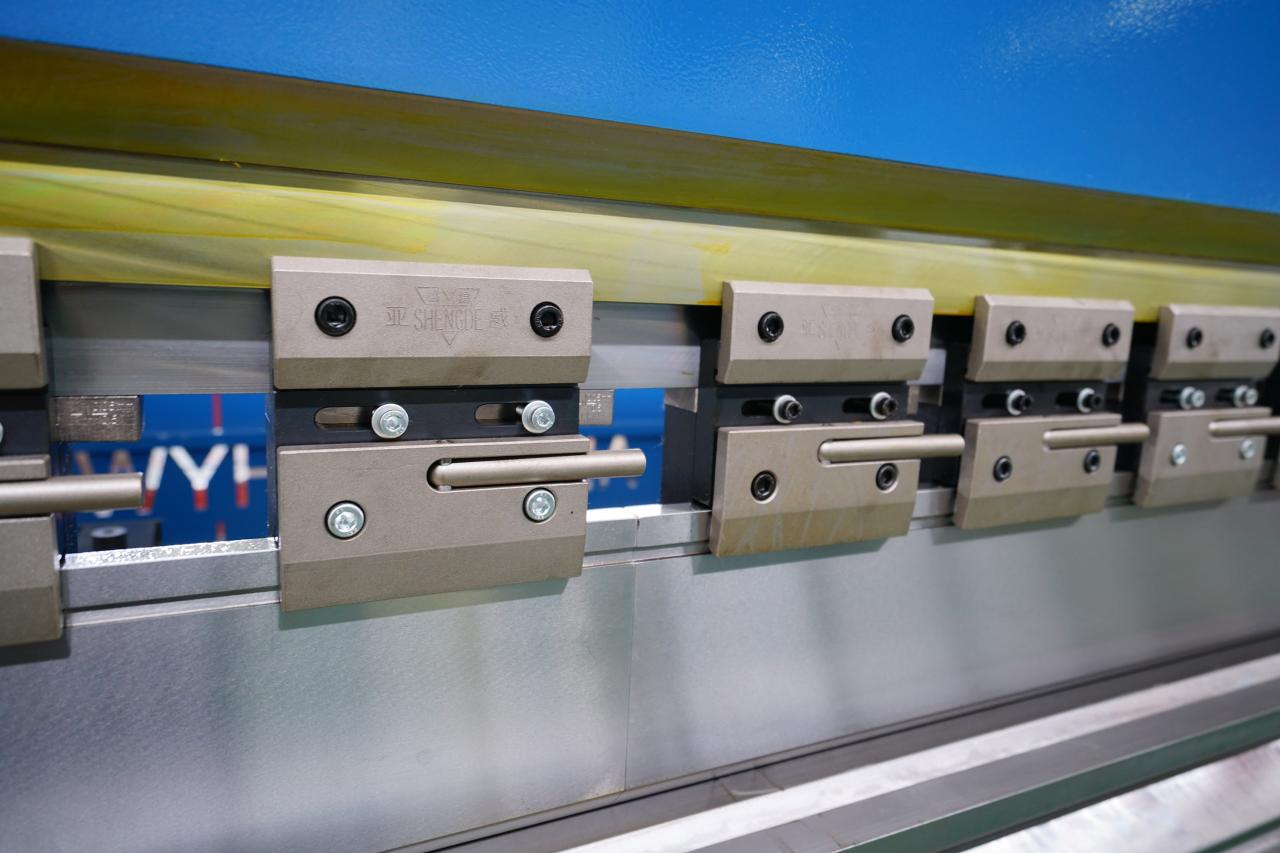 4 Axis Cnc Tandem Press Brake With Delem Da58t 2d Graphical Controller 4 Axis Cnc Tandem kantpress med Delem Da58t 2d grafisk styrenhet