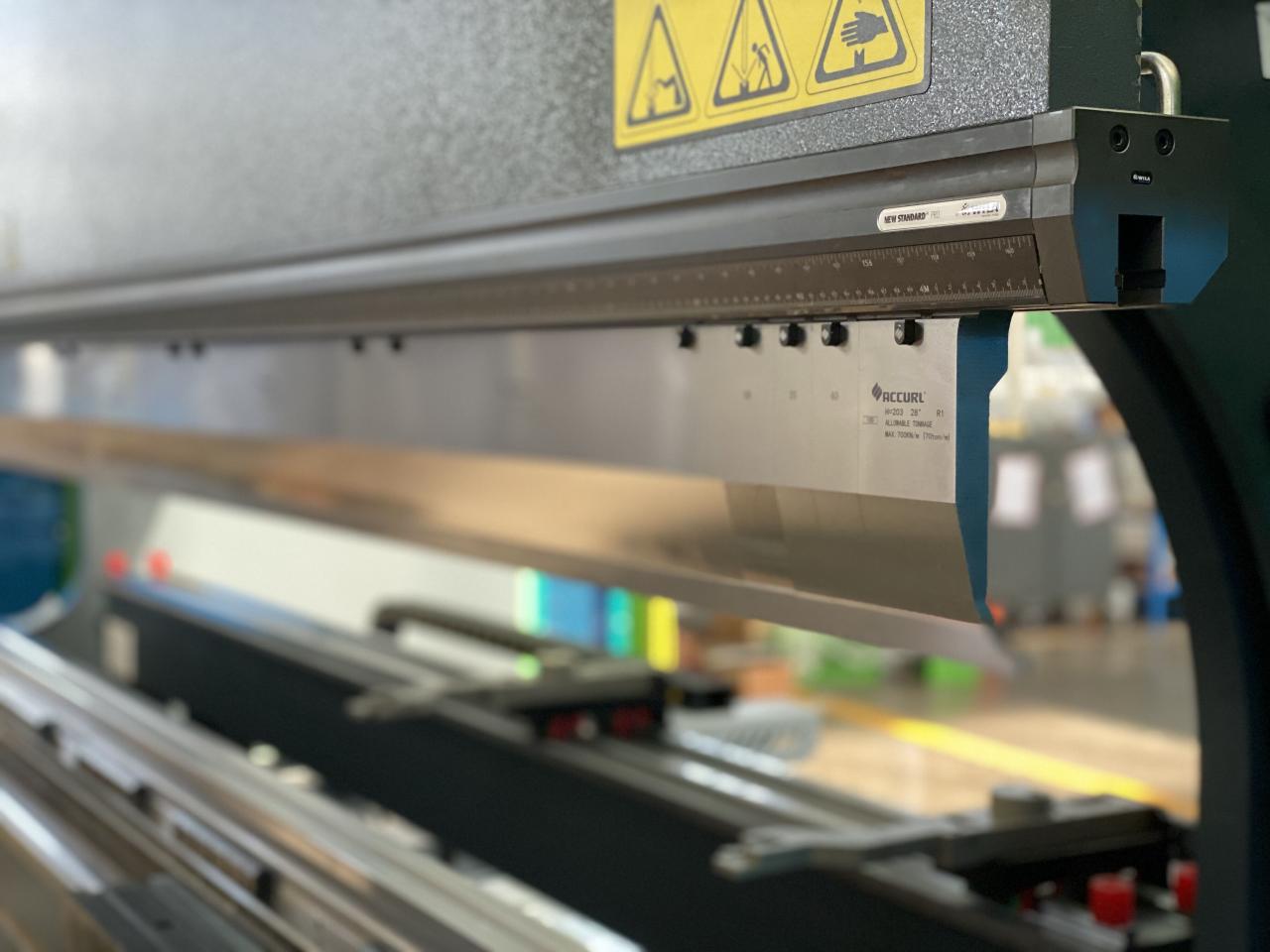 China 220t Cnc Bending Machine 6+1 Axis Hydraulic Press Brake Price Kina 220t Cnc Bockmaskin 6+1 Axis Hydraulisk kantpress Pris