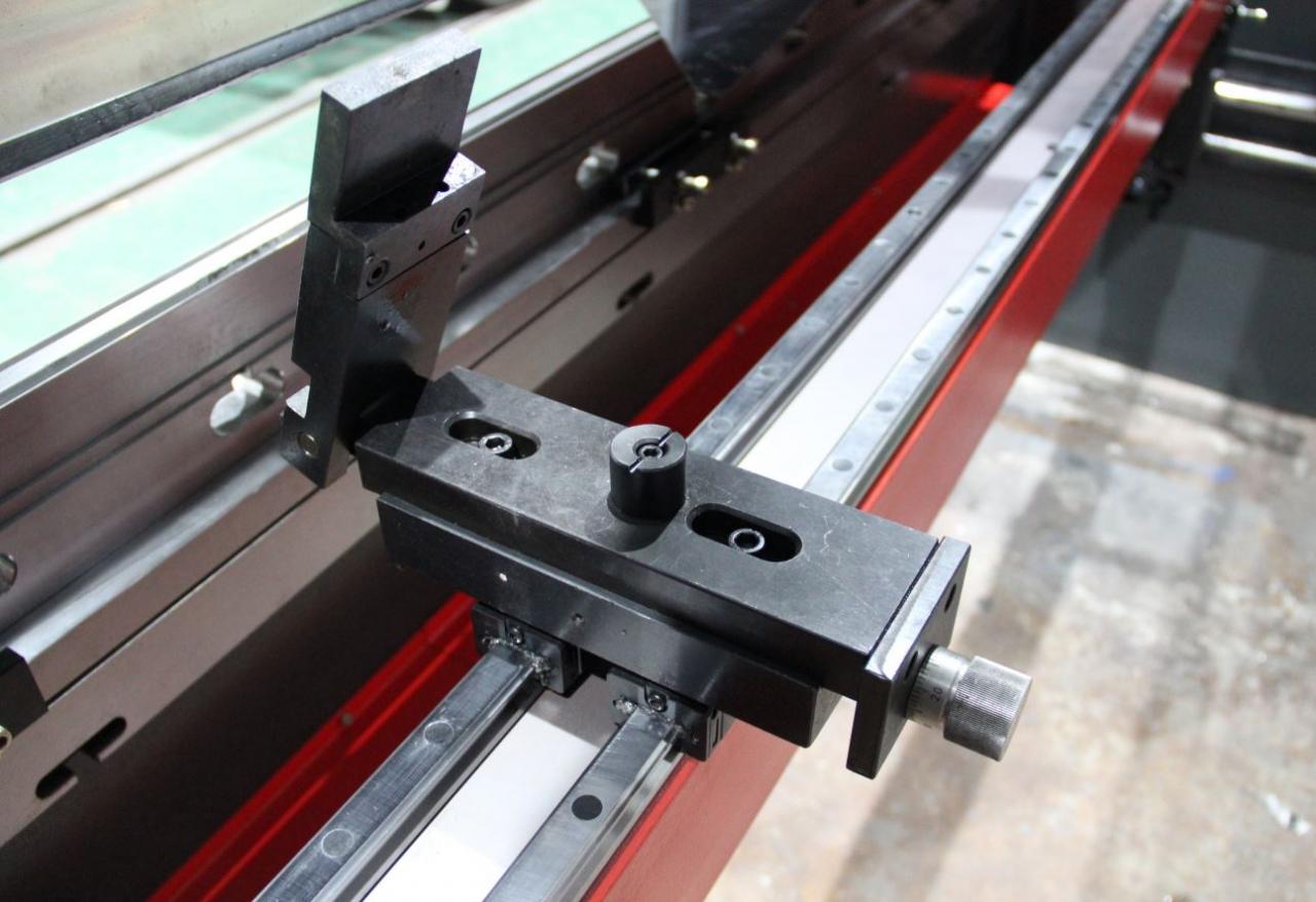 Delem Da66t 125 3+1 4+1 6+1 8+1 Cnc Hydraulic Press Brake For Metal Plate Bending Delem Da66t 125 3+1 4+1 6+1 8+1 Cnc Hydraulisk kantpress för böjning av metallplåt