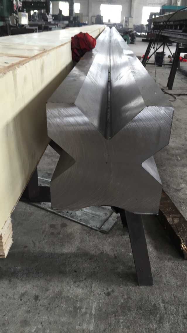 Full Automatic High Power Sheet Bending Machine And Cnc Press Brake Machine Helautomatisk högeffekts arkbockningsmaskin och Cnc kantpressmaskin