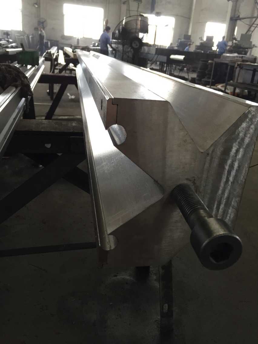 Full Automatic High Power Sheet Bending Machine And Cnc Press Brake Machine Helautomatisk högeffekts arkbockningsmaskin och Cnc kantpressmaskin