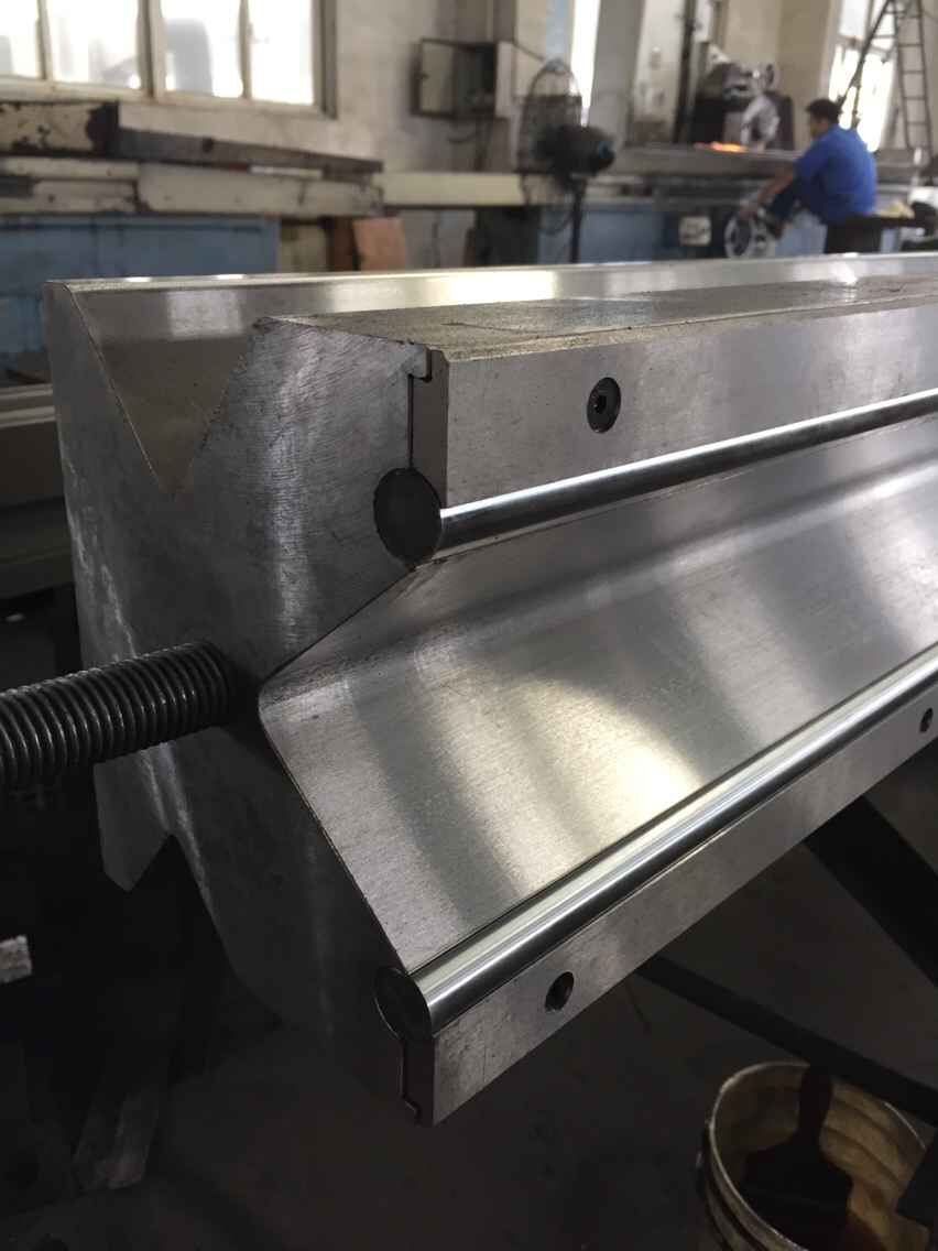 Full Automatic High Power Sheet Bending Machine And Cnc Press Brake Machine Helautomatisk högeffekts arkbockningsmaskin och Cnc kantpressmaskin