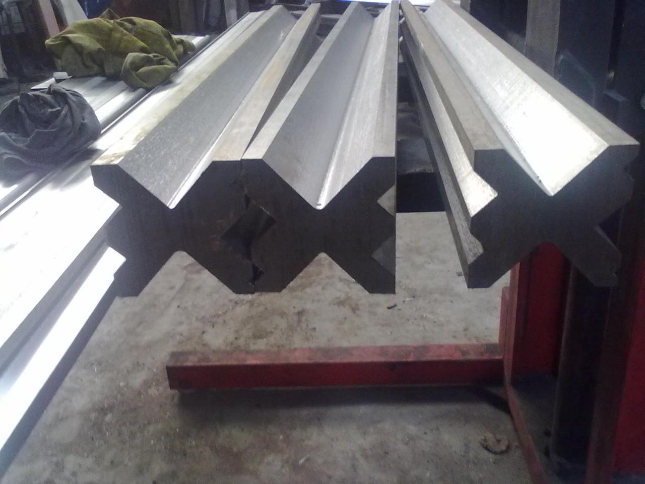 Full Automatic High Power Sheet Bending Machine And Cnc Press Brake Machine Helautomatisk högeffekts arkbockningsmaskin och Cnc kantpressmaskin