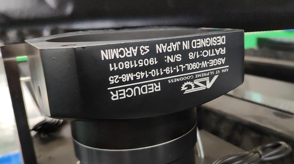 Hög precision 1000w fiberlaserskärmaskin Pris