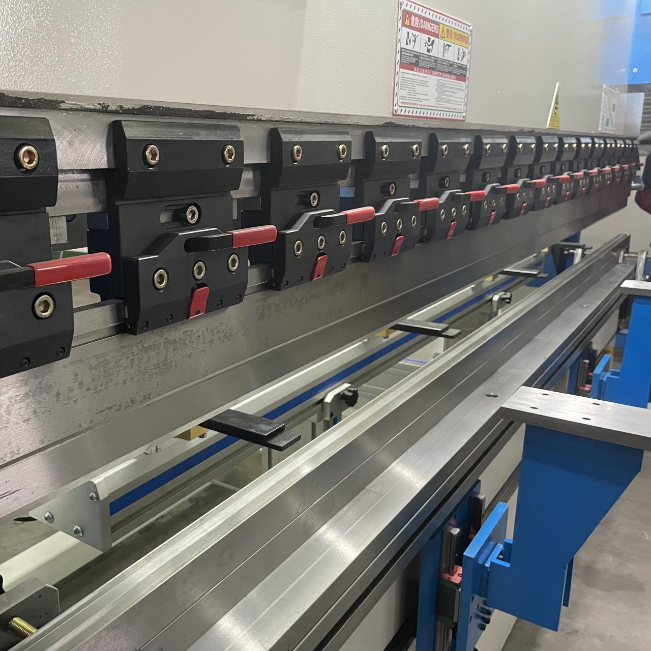 High Quality 3m Press Brake Machine Hydraulic 100 Ton For Sheet Metal Bending Högkvalitativ 3m kantpressmaskin Hydraulisk 100 ton för plåtböjning