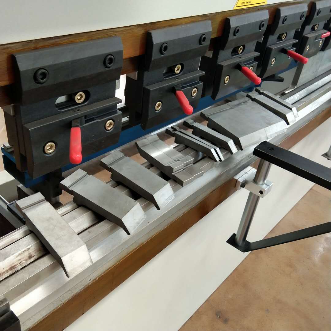 Hydraulisk kantpress med 130t/3200mm 4+1-axel Delem Da53t Cnc kantpress