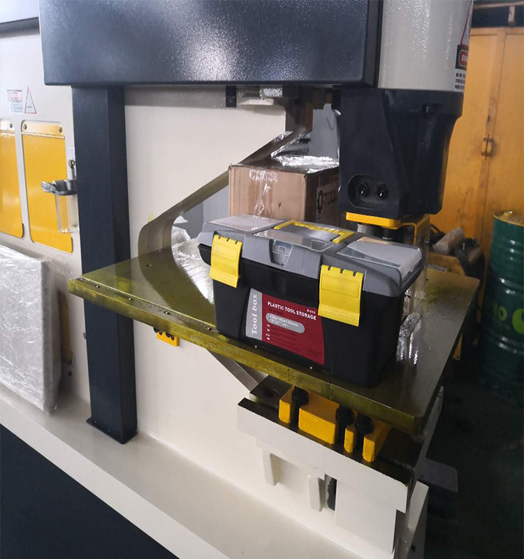 Metal Cutting Hydraulic Steelworkers Machine For Punching Cropping Notching Cutting Metallskärning Hydraulisk stålarbetare maskin för stansning beskärning skåra skärning