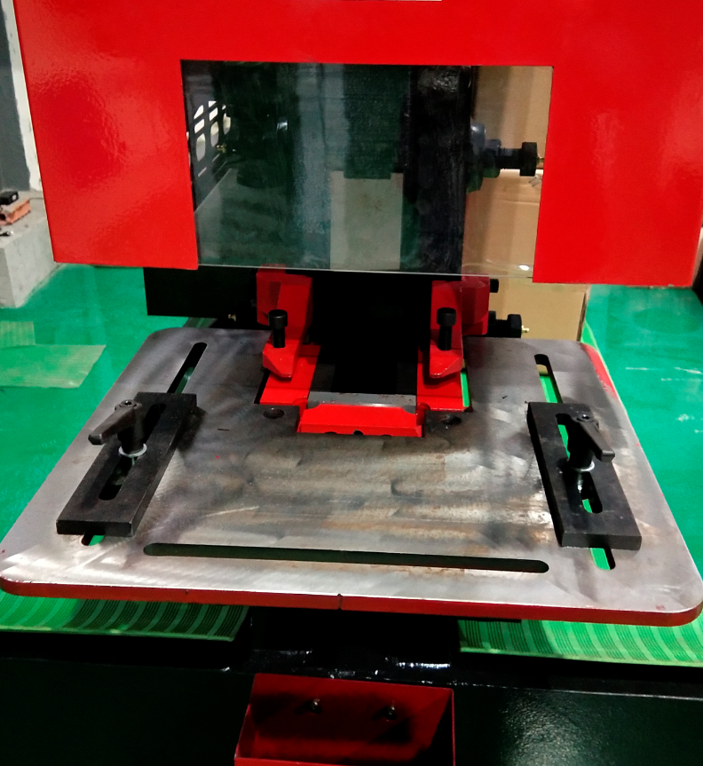 Q35y Series Hydraulic Ironworker Shearing And Punching Machine Q35y Series Hydraulisk Ironworker klipp- och stansmaskin