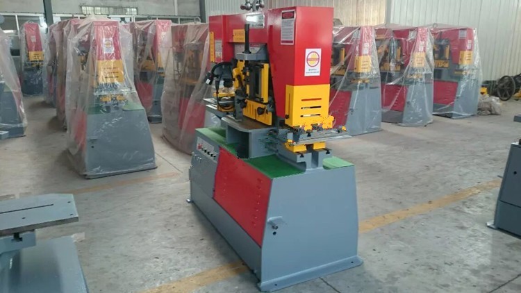 Q35y Series Multifunctional Hydraulic Iron Worker Combined Shearing And Punching Machine Q35y-serien multifunktionell hydraulisk järnarbetare kombinerad klipp- och stansmaskin