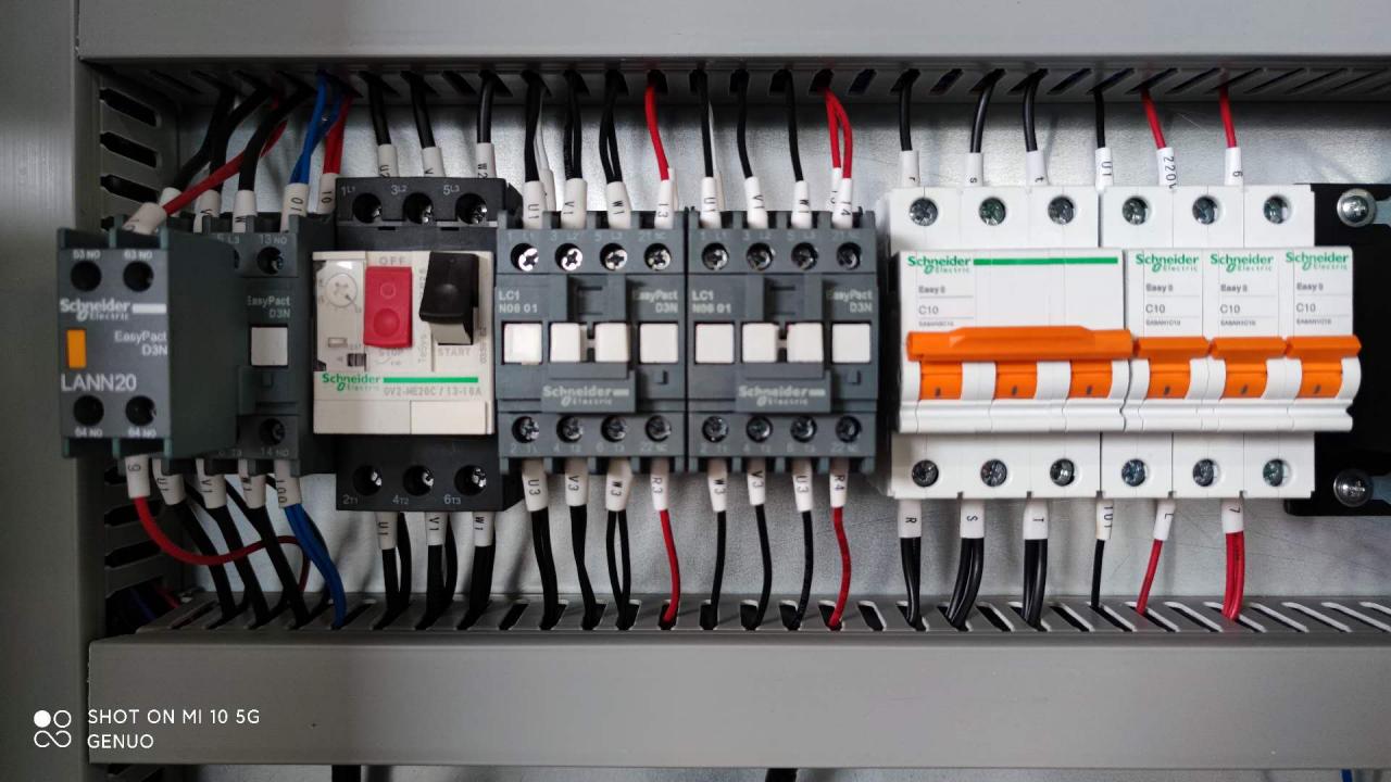 Qc11k Hydraulic Shear Machine And Guillotine Shearing Machine For Sheet Metal Cutting Qc11k Hydraulisk klippmaskin och giljotinklippningsmaskin för plåtskärning