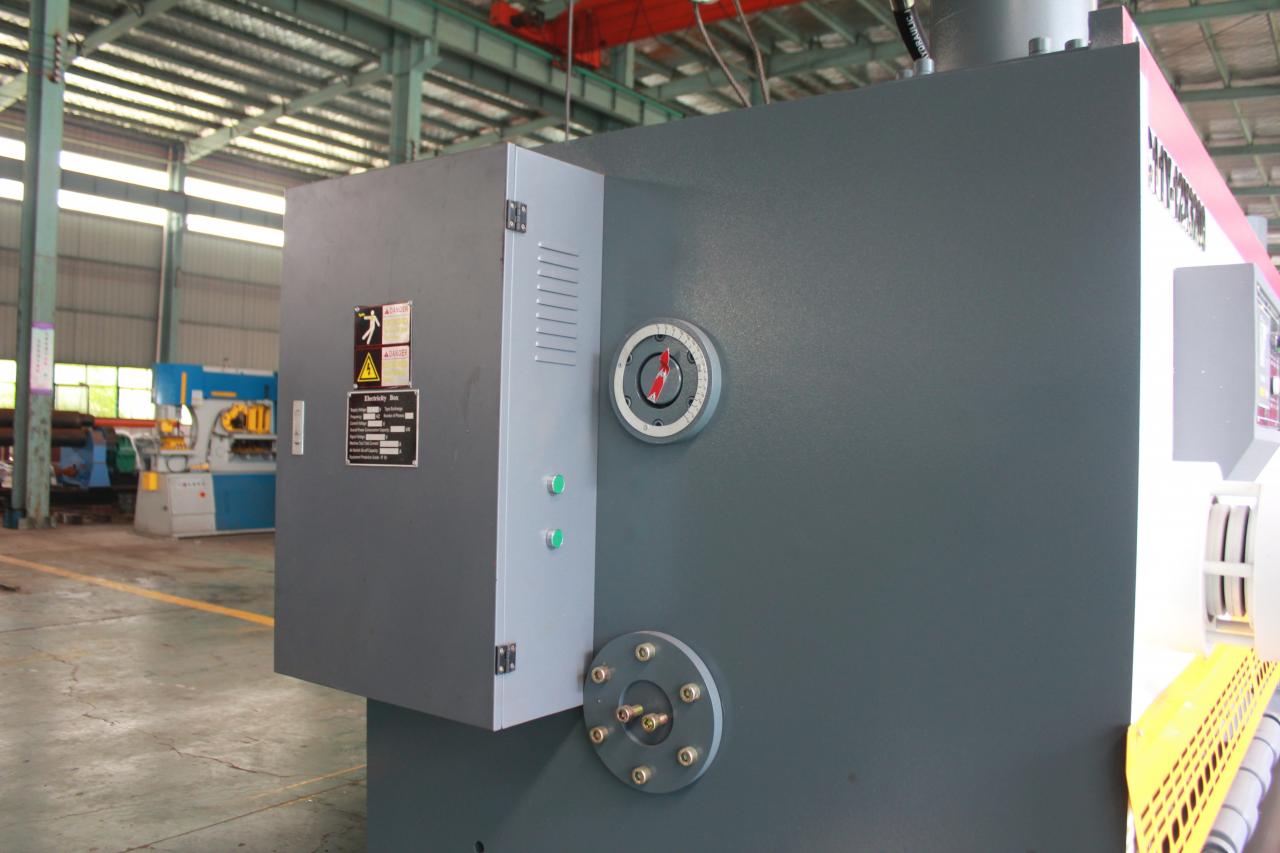 Qc11y Metal Plate Hydraulic Guillotine Shearing Machine For Sale Qc11y Hydraulisk giljotinklippmaskin för metallplåt till salu