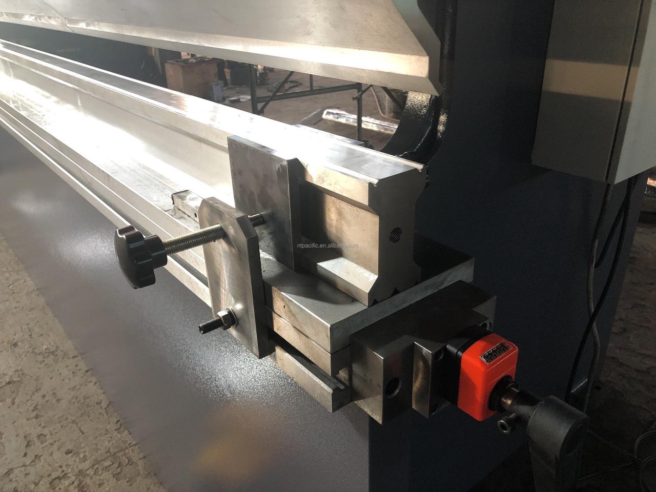 Wc67k Cnc Aluminum Iron Plate Hydraulic Press Brake Cnc Metal Sheet Bending Machine Wc67k Cnc aluminium järnplåt Hydraulisk kantpress Cnc metallplåtsbockningsmaskin